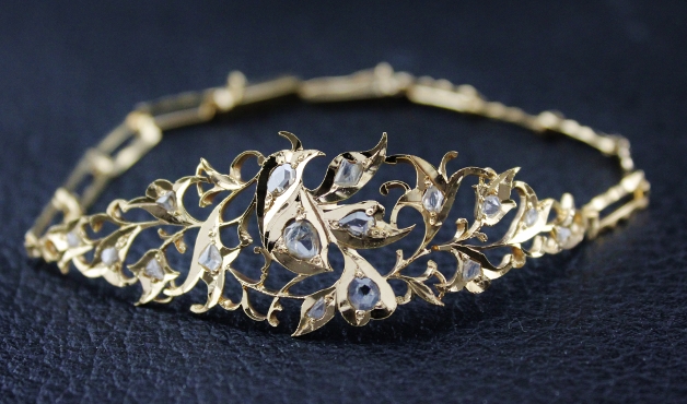 (image for) A 18K ANTIQUE INTAN BRACELET